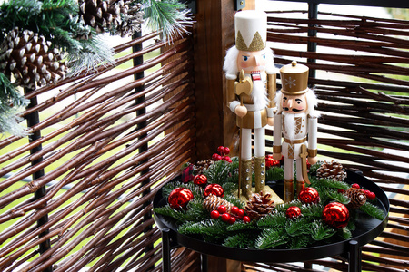 Dziadek do orzechów 38 cm z toporem, ozdoba świąteczna, figurka drewniany żołnierzyk złoty