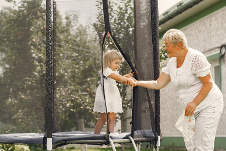 Siatka do trampoliny zewnętrzna z osłoną na sprężyny 427 cm 14 FT 8 słupków niebieska