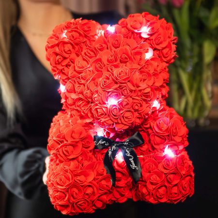 Miś z róż 22 cm czerwony z czarną kokardką i pudełkiem miś różany LED zimny biały