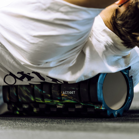 Roller fitness do masażu ciała, średnio twardy, wałek z wypustkami, czarny